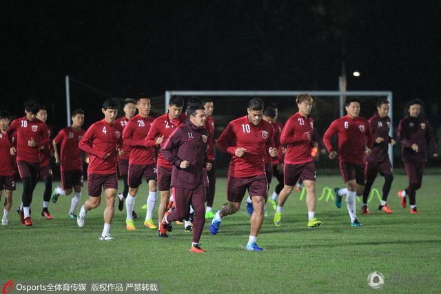 本轮英超，曼城2-1逆转击败卢顿结束4轮不胜，不过赛后的大部分焦点在瓜迪奥拉身上，他被拍到在半场结束时斥责第四官员没有多给时间，此后他又离开自己的区域庆祝进球。